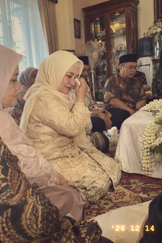 Ibu Nadia mengusap air mata saat akad nikah di rumah