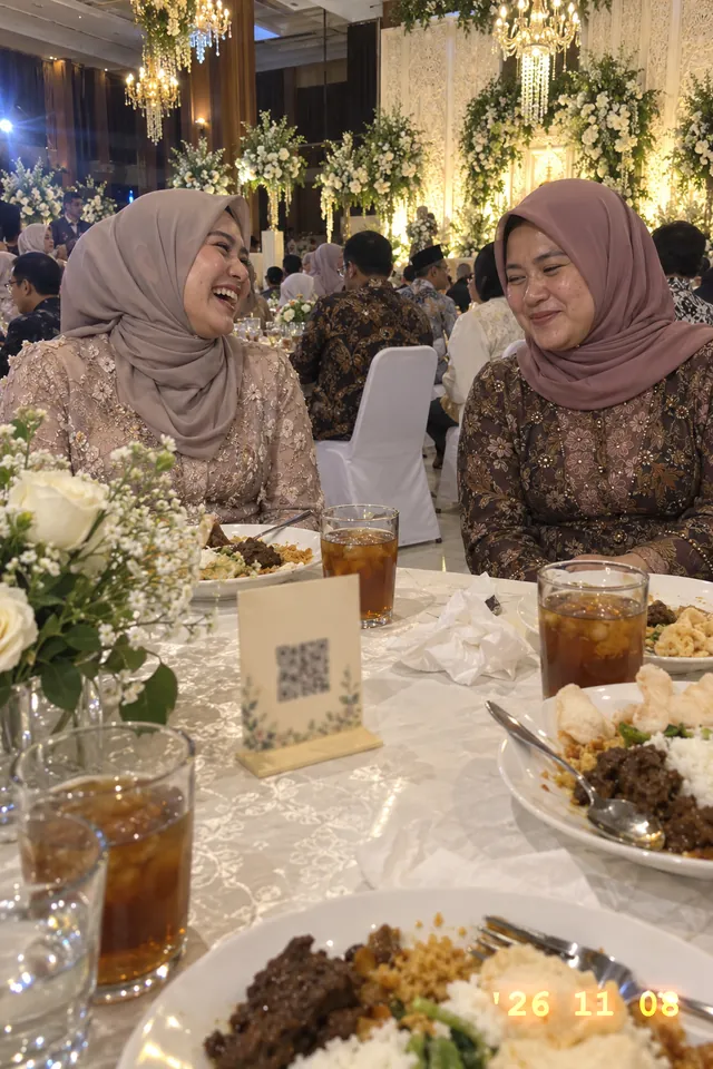 Kartu QR kecil berdiri di tengah meja tamu resepsi